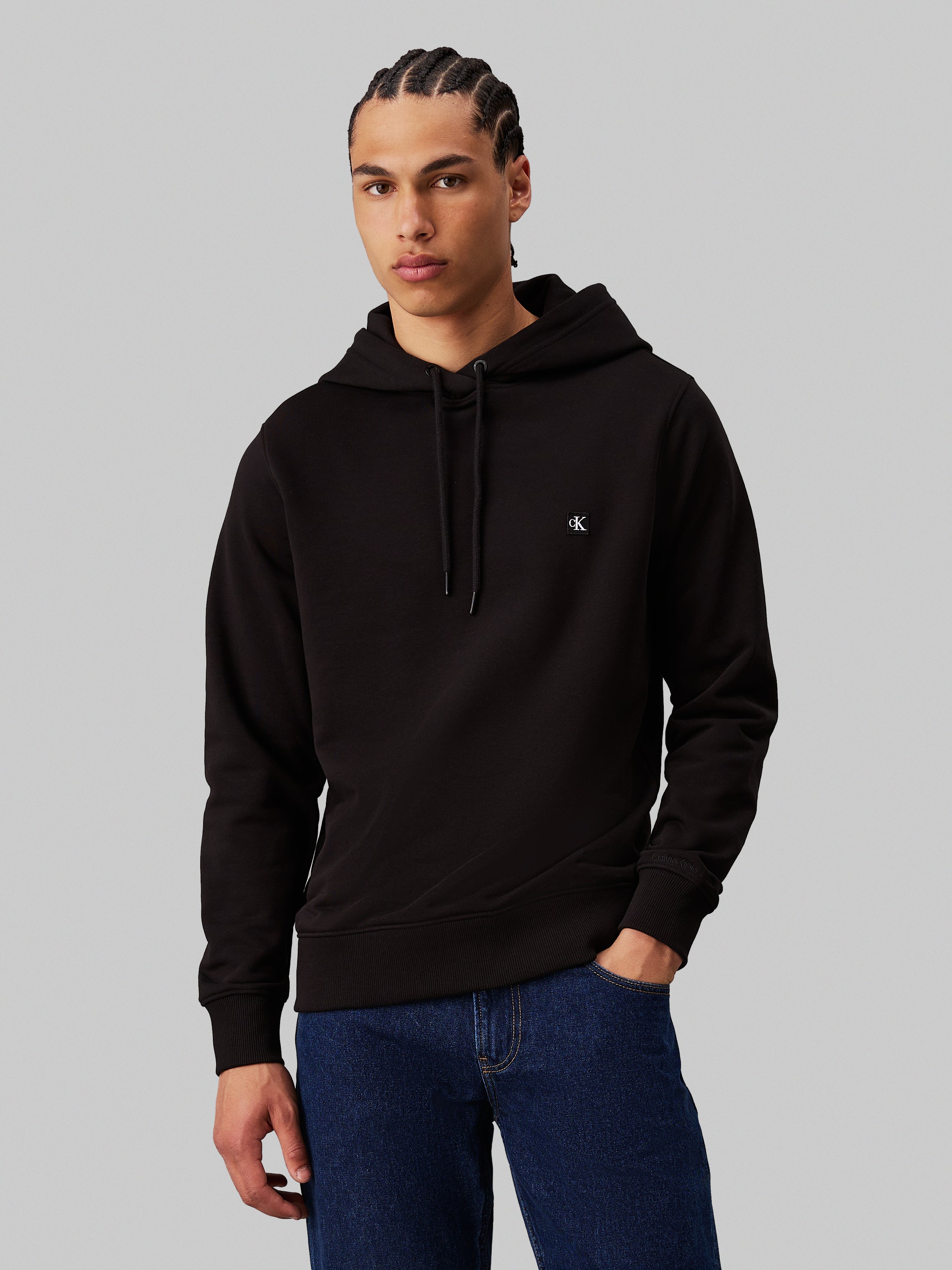 CKJ EMBRO BADGE HOODIE BLACK