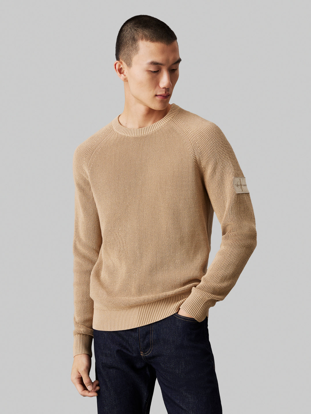 CKJ BADGE EASY SWEATER - TRAVERTINE