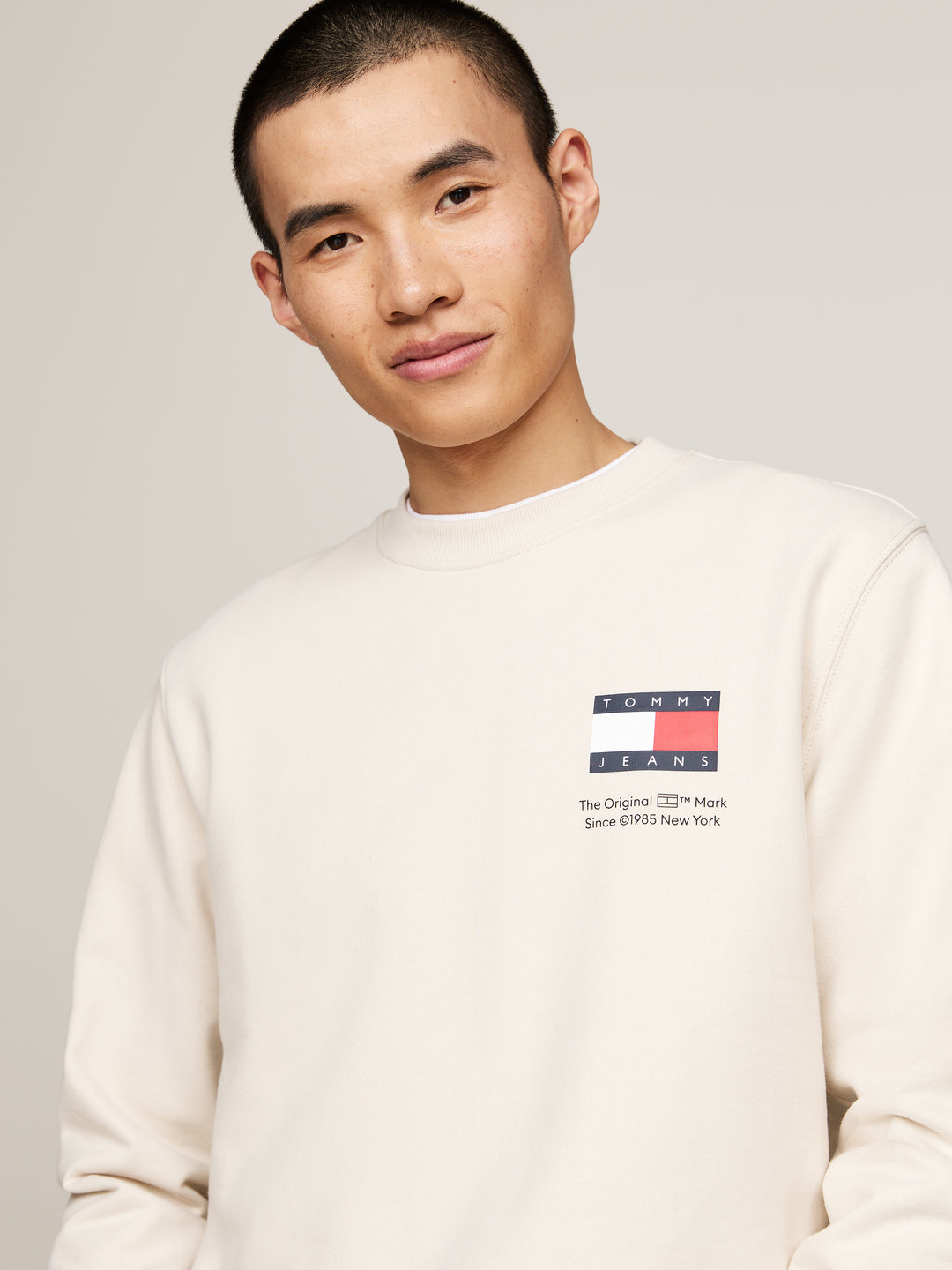 TJM REG FLAG CREW NECK EXT - NEWSPRINT