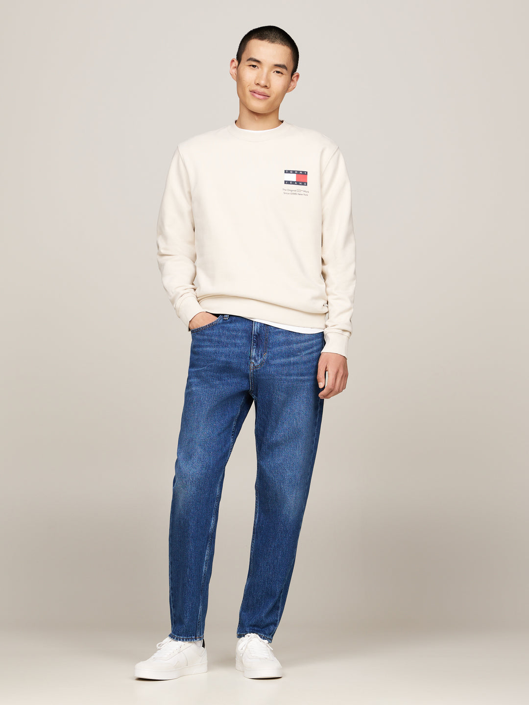 TJM REG FLAG CREW NECK EXT - NEWSPRINT